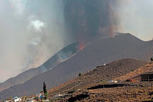 El aeropuerto de la isla española de La Palma, en Canarias, reabrió ayer, después de haber sido cerrado por las cenizas de la erupción del volcán Cumbre Vieja, aunque las aerolíneas mantienen los vuelos suspendidos hasta que mejoren las condiciones para operar. El cierre de la terminal aérea coincidió con la aparición de nuevos flujos de lava, el derrumbe de parte del cono y la intensificación de la actividad del volcán.