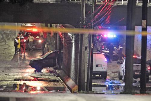 Un hombre de alrededor de 50 años de edad murió el pasado fin de semana al intentar cruzar un paso a desnivel en la avenida Héroes Ferrocarrileros de Guadalajara, Jalisco, inundado por las lluvias y donde el nivel del agua superó dos metros.