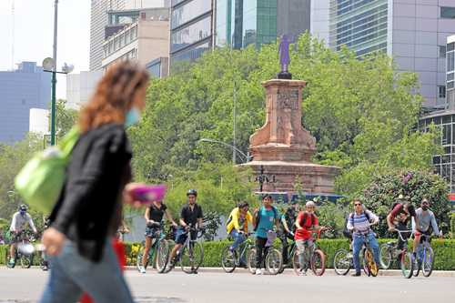 La mandataria capitalina, Claudia Sheinbaum, aseguró que fue una limpieza la que se realizó ayer en la glorieta de Colón, como se hace habitualmente, respecto de las pintas en el tapial y vallas realizadas el sábado por colectivos feministas.