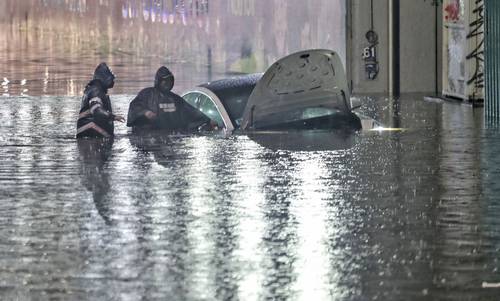 La fuerte lluvia de anoche provocó que automovilistas quedaran atrapados en la carretera Picacho-Ajusco (imagen), y se desbordara el río San Buenaventura, en Xochimilco, e inundaciones en San Andrés Totoltepec, Fuentes Brotantes, Héroes de Padierna y Plan de Ayala, en Tlalpan. Personal de Bomberos, del Sacmex y de Protección Civil laboró en dichos puntos.