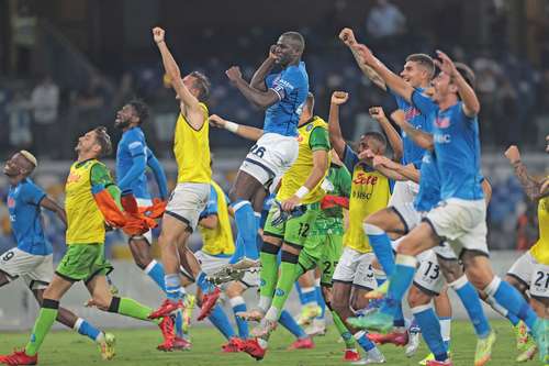 Al finalizar el partido contra Cagliari en el estadio Diego Armando Maradona, los jugadores del Nápoles se acercaron a saludar y festejar la presencia de su afición.