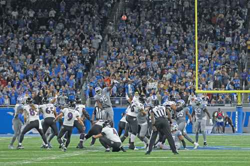 En Detroit, con gol de campo, el pateador de los Cuervos, Justin Tucker (cuarto desde la izquierda, con el 9), superó la marca de 64 yardas que Matt Prater imprimió en 2013.