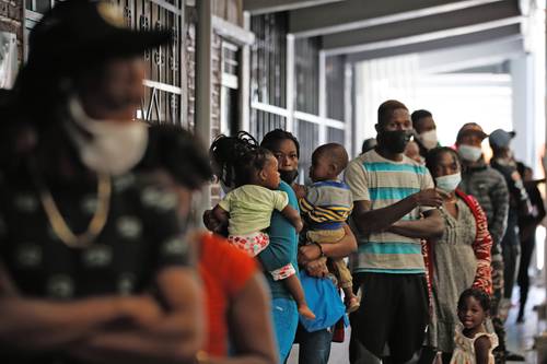 Un grupo de haitianos se encuentran en el refugio Cafemin, donde esperan mientras se resuelve su situación migratoria en el pais.