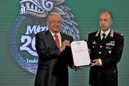 RECONOCIMIENTO A LOS CARABINIERI . El Presidente condecoró con la Orden Mexicana del Águila Azteca a Roberto Riccardi, por la preservación de piezas arqueológicas prehispánicas.