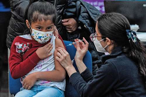  Una niña chilena recibe una dosis de CoronaVac, en el inicio de la inmunización a menores de entre 6 y 11 años. Foto Xinhua