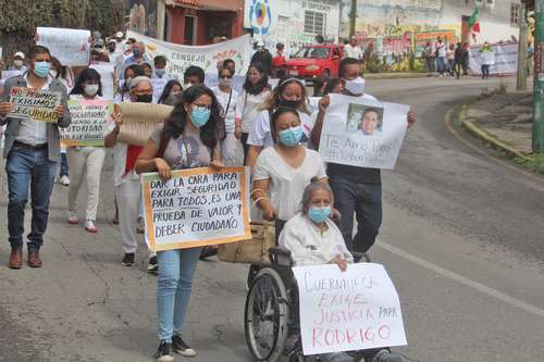 Familiares y amigos de Rodrigo Morales, ambientalista asesinado, marcharon el 6 de septiembre para exigir a la Fiscalía de Morelos esclarecer el crimen.