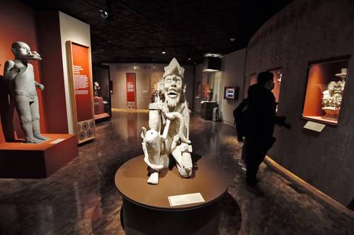 El Creador, figura cuya creación está situada en el periodo Epiclásico (600-900 dC), en Xochicalco, Morelos, forma parte de las piezas que se exhiben en la muestra La Grandeza de México. Esta escultura tiene en la cabeza el símbolo del año; sus ojos recuerdan a los de Kin, dios maya del Sol, y el triángulo de su tocado lo relaciona con Tláloc en su forma de proveedor de vida.