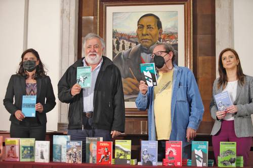 El subsecretario de Gobernación, Alejandro Encinas, y el director del FCE, Paco Ignacio Taibo II, en el acto protocolario para entrega de libros en penales.