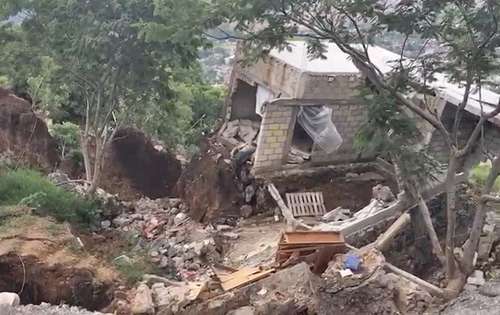 Una de las viviendas afectadas de la colonia Vista Hermo-sa, municipio de Jiutepec, Morelos, por el desgajamiento del Cerro de las Piedras Preciosas.