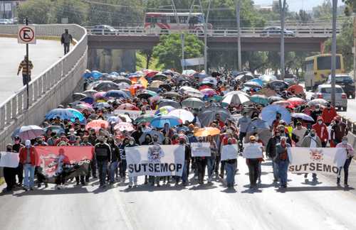 Miles de burócratas marcharon este martes del municipio de Guadalupe a la capital de Zacatecas para exigir el pago de salarios y prestaciones contractuales al gobierno que encabeza el morenista David Monreal.