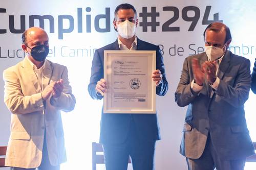 El gobernador Alejandro Murat Hinojosa (al centro), durante la presentación de la marca Hecho en Oaxaca, ayer en el auditorio de la Ciudad de los Archivos en el municipio de Santa Lucía del Camino.