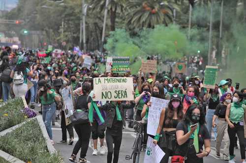 En una marcha realizada ayer en la Ciudad de México, encapuchadas se infiltraron y causaron destrozos y lesiones a 37 personas, entre ellas 27 mujeres policías.