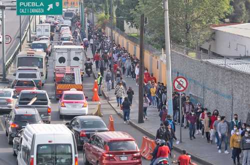 Jóvenes de 18 a 29 años de edad acudieron por la vacuna contra el Covid-19 en la FES Zaragoza, ubicada en avenida Guelatao, donde formaron una larga fila.