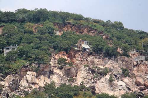 Las detonaciones con dinamita que la empresa Triturados no Metálicos de Xiutepec realiza constantemente, provocaron el desgajamiento en una parte del cerro Piedras Preciosas de la colonia Vista Hermosa, en Jiutepec, Morelos, el martes, con saldo de al menos 12 casas destruidas.