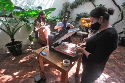  Elaboración de parches para colocar en camisetas o mochilas en el patio del instituto. Foto Jorge Arturo Pérez Alfonso