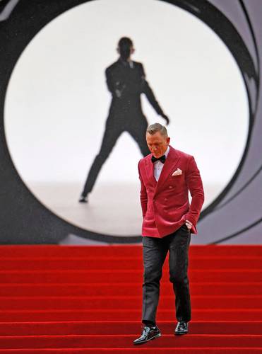 El actor inglés camina en la alfombra roja para la presentación del filme.