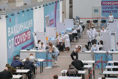 La población rusa persiste en su reticencia a inmunizarse. En la imagen, un centro de inoculación en la capital Moscú.