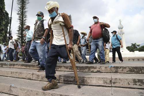 Decenas de personas –en su mayoría veteranos de guerra, además de algunos jueces y políticos– marcharon ayer por las principales calles de la capital salvadoreña y llegaron hasta las proximidades de la Asamblea Legislativa para exigir se dé marcha atrás al despido de magistrados, que se derogue la ley del bitcóin y que se mejoren las pensiones de los ex combatientes. Los manifestantes, algunos con uniformes militares, cerraron los accesos a la plaza El Salvador del Mundo, donde se concentraron. La policía antimotines les cerró el paso cuando intentaron llegar al recinto legislativo, los inconformes quemaron algunas llantas, pero no se reportaron mayores incidentes.