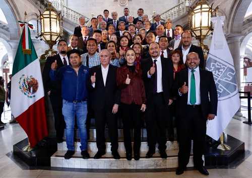 La mandataria capitalina, Claudia Sheinbaum, dio la bienvenida a Aarón Ortega como nuevo presidente del Sindicato Único de Trabajadores del Gobierno de la Ciudad de México, y a los vicepresidentes César Piña Rodríguez y Hugo Alonso Ortiz. También la acompañó Joel Ayala Almeida, dirigente de la Federación de Sindicatos de Trabajadores al Servicio del Estado.