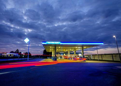 Estación de servicio en una autopista en Fráncfort, Alemania. La agencia de estadísticas de la Unión Europea dice que los precios del petróleo y el gas, considerablemente más altos, ayudaron a impulsar la inflación anual en los 19 países que usan el euro a su nivel más alto en más de una década.