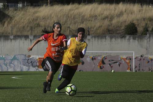 “Me cuesta creerlo. ¡Estoy tan contenta de volver a jugar!”, dijo Omul Banin Ramzi, integrante del representativo juvenil (de rojo), quien sueña con conocer a Cristiano Ronaldo.