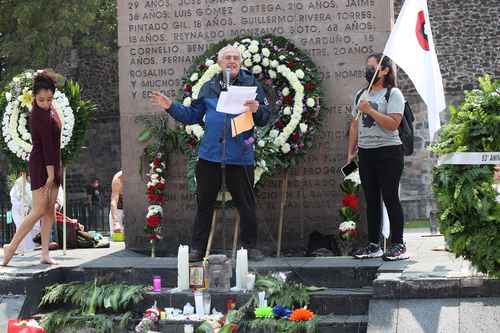 David Roura lee poemas para conmemorar a sus compañeros masacrados el 2 de octubre de 1968.