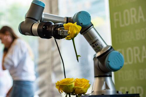 Un robot muestra sus habilidades para crear arreglos florales en la Robot Block Party en Boston, Massachusetts. De acuerdo con el Banco Interamericano de Desarrollo (BID), los países de América Latina y el Caribe no cuentan con las capacidades, habilidades e infraestructura necesarias para responder a la revolución tecnológica y al cambio demográfico. En varias naciones de la zona hasta 75 por ciento de los trabajos tienen un alto riesgo de ser automatizados. En cuanto al cambio demográfico, la región está envejeciendo a un ritmo acelerado. Los censos revelan que tomó entre 50 y 75 años para que la cantidad de adultos mayores de 65 años aumentara de 10 a 20 por ciento en algunos países, pero en Nicaragua y México, esto está ocurriendo en un periodo menor a 25 años.