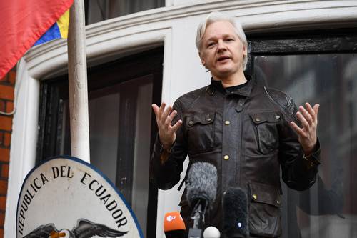  En imagen de archivo, Julian Assange habla a la prensa en el balcón de la embajada de Ecuador en Londres. Foto Afp