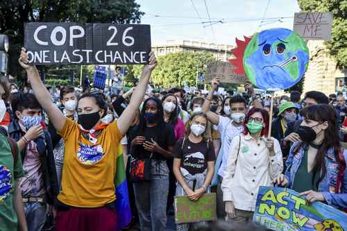 Las activistas Vanessa Nakate, de Uganda, y Greta Thunberg, de Suecia (al centro, en segundo plano), participaron en la manifestación de Fridays for Future en Milán.