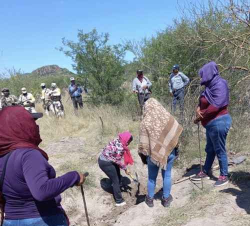 Elementos del Ejército resguardaron a integrantes del colectivo Rastreadoras de Ciudad Obregón y familiares de desaparecidos de la etnia yaqui, este sábado, tras el hallazgo de más osamentas en el cerro El Chichiquelite, en Cajeme.