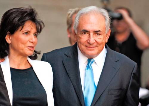 También se menciona al ex director del FMI Dominique Strauss-Kahn, aquí junto a su mujer a la salida de una corte de Nueva York en 2011.