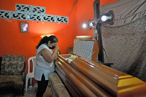 Velorio en Guayaquil de uno de los 119 reclusos que murieron en enfrentamientos dentro de la prisión del Litoral.