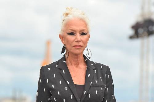  La actriz británica Helen Mirren presenta una creación para L’Oreal al margen de los desfiles de la colección Prêt-à-porter primavera-verano 2022. Foto Afp