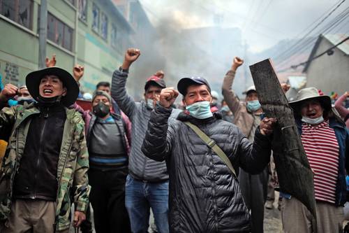 Cientos de miembros de la Asociación de Productores de Hoja de Coca de La Paz ingresaron ayer al mercado donde comercializan su producto de manera legal, en el barrio de Villa Fátima, luego de más de dos semanas de disputas con las autoridades por el cierre del local.