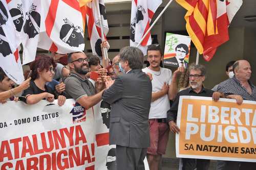 El ex presidente catalán Carles Puigdemont saludó ayer a algunos simpatizantes afuera de la corte de la ciudad italiana de Sassari.