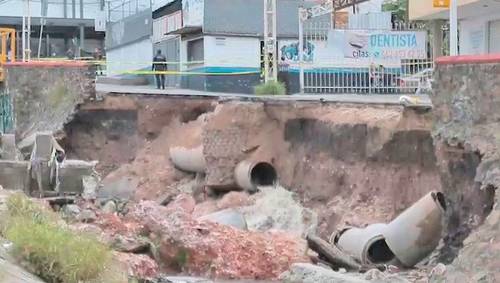 Los recientes aguaceros en el estado de Querétaro provocaron daños diversos, entre ellos la formación de un socavón sobre la cinta asfáltica a un costado del dren Candiles, en el municipio de Corregidora.