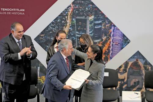 El secretario de Turismo federal, Miguel Torruco, entregó a la jefa de Gobierno, Claudia Sheinbaum, el acuerdo por el que la Ciudad de México será sede del Tianguis Turístico México 2023.