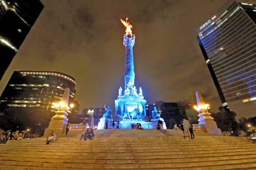 Después de dos años de que el Ángel de la Independencia fue cercado con vallas metálicas para su restauración, debido a los sismos de 2017 y las pintas de grupos feministas, ayer fueron retiradas por personal de la Secretaría de Obras. Tras la acción, no pocos capitalinos se dieron el lujo de restrenarlo.