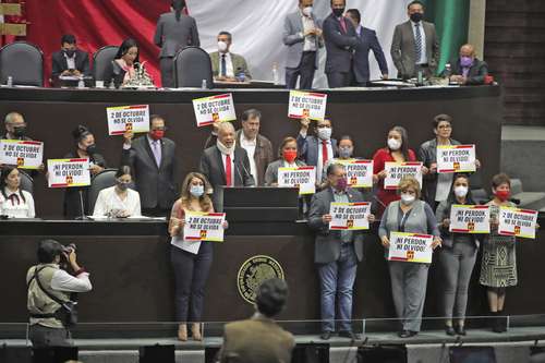 En la sesión ordinaria de la Cámara de Diputados se conmemoró el 2 de octubre y la expropiación de la industria eléctrica. Legisladores del Partido del Trabajo subieron a la tribuna y mostraron algunas pancartas.