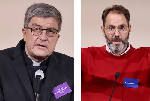 Eric de Moulins-Beaufort, presidente de la Conferencia Episcopal de Francia, y François Devaux, fundador de la asociación de víctimas La Parole Libéré, ayer durante la presentación del informe de más de 2 mil páginas sobre abusos sexuales en la Iglesia católica.