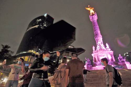 El Ángel de la Independencia fue reabierto el lunes ante el asombro de capitalinos y visitantes, quienes aprovecharon para tomarse la foto del recuerdo.