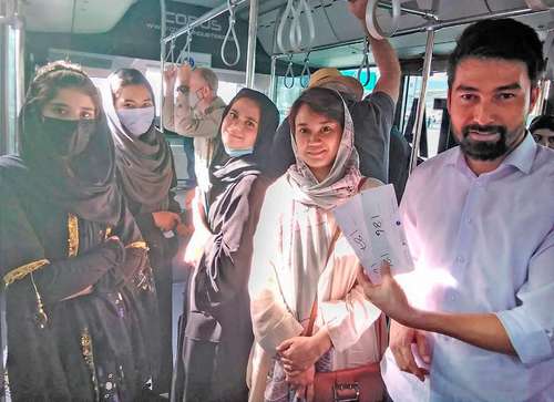 Algunos de los más de 100 estudiantes y profesores del Instituto Nacional de Música de Afganistán viajan en un autobús para tomar su vuelo de Kabul a Doha.