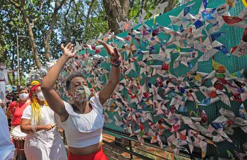 Con rehiletes, un grupo de bailarines realizó ayer un homenaje a persona fallecidas por Covid-19 en Sao Paulo, Brasil, país que está por alcanzar 600 mil muertes a causa de la pandemia.