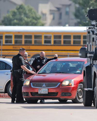 Timothy George Simpkins, estudiante de 18 años que hirió de bala a cuatro personas ayer durante una pelea en su escuela, ubicada en Arlington, Texas, fue detenido horas más tarde, informaron las autoridades. El tiroteo en la secundaria Timberview se derivó de una disputa que comenzó en un salón de clases, indicó Kevin Kolbye, jefe de policía. El plantel quedó fuertemente custodiado tras el incidente con arma de fuego.