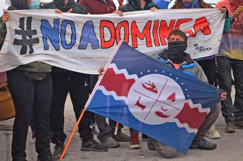 Pescadores protestaron hace unos días contra el proyecto de la minera Dominga en el desierto de Atacama, en Punta Choro, unos 530 kilómetros al norte de Santiago. Los manifestantes denuncian que la explotación de hierro y cobre a cielo abierto amenaza una reserva natural donde habita una especie única de pingüinos. El presidente de Chile, Sebastián Piñera, rechazó un conflicto de intereses en la venta de la minera, divulgada en los Papeles de Pandora, que involucra a sus hijos.