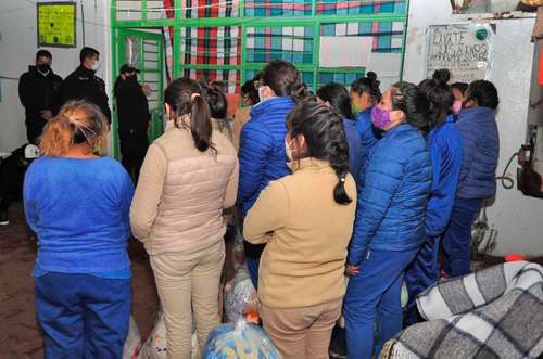 Unas 135 internas ingresaron al penal estatal femenil de Nezahualcóyotl, luego que fueron cerrados los módulos en las cárceles de Ixtlahuaca, Jilotepec y Zumpango, para mejorar la estadía de las mujeres y sus hijos, informó la Secretaría de Seguridad del estado de México.