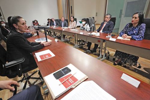 Claudia Sheinbaum se reunió la tarde de ayer con los 16 alcaldes de la capital en la que acordaron trabajar de manera conjunta y dejar atrás las diferencias que se hicieron patentes desde la campaña electoral.