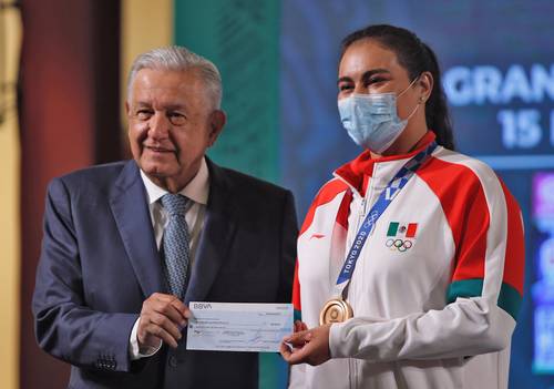 La arquera Alejandra Valencia recibe del presidente Andrés Manuel López Obrador el incentivo por su participación y medalla olímpica en Tokio 2020.