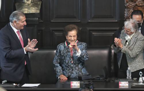 Ifigenia Martínez (centro) fue ovacionada de pie por la mayoría de los asistentes a la ceremonia. Estuvieron a su lado Olga Sánchez Cordero, presidenta del Senado, y Adán Augusto López Hernández, secretario de Gobernación.