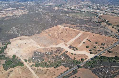 Imagen aérea de los viñedos en el Valle de Guadalupe, que fueron desmontados para instalar un escenario donde se presentará el cantante Christian Nodal, lo que causó descontento entre los habitantes de la zona.